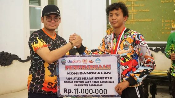 Bupati Berikan Bonus untuk Atlet POPDA Berprestasi