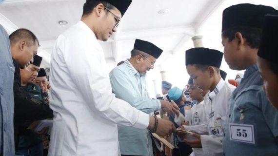 Bersama Yayasan Takmir Masjid, Bupati Berikan Santunan pada Anak Yatim