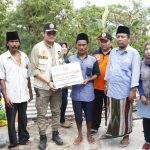 Bupati Sambangi Rumah Warga Kebakaran di Desa Lombang Dajah