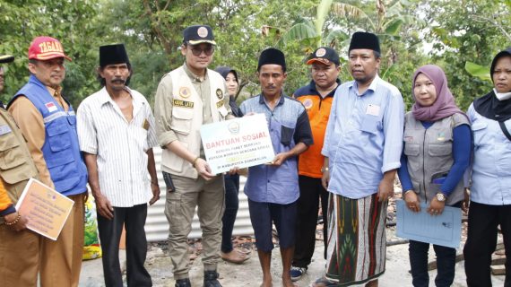 Bupati Sambangi Rumah Warga Kebakaran di Desa Lombang Dajah