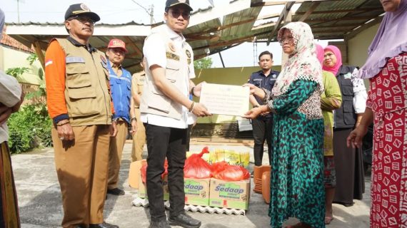 Bupati Kunjungi Korban Puting Beliung, Kasih Bantuan Sembako dan Bahan Bangunan