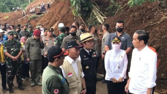 Pastikan penanganan korban gempa Cianjur, Jokowi tinjau lewat jalur darat