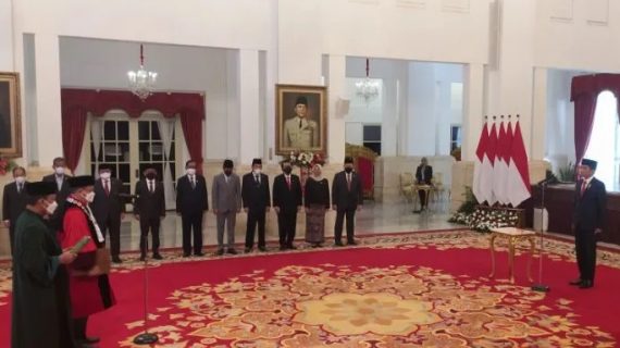 Pengucapan sumpah Guntur Hamzah sebagai hakim MK disaksikan Jokowi