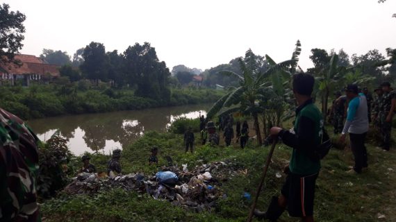 Pemkab dan Kodim 0829 Gelar Aksi Angkut Sampah di Sungai Bancaran