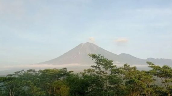 Berstatus awas, Gunung Semeru terus erupsi setiap hari