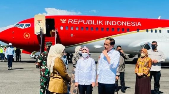 Jokowi dan Iriana kunjungan kerja ke Jawa Timur serta serahkan bansos