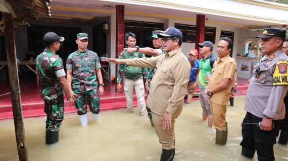 Dampingi Danrem 084 Tinjau Lokasi Banjir, Plt Bupati: Kita Selalu Ada untuk Masyarakat