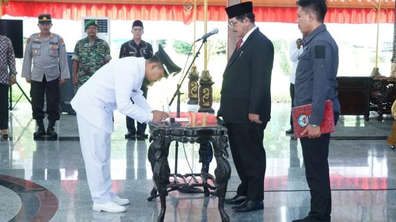 Plt Bupati Lantik PAW Kades Sen Asen