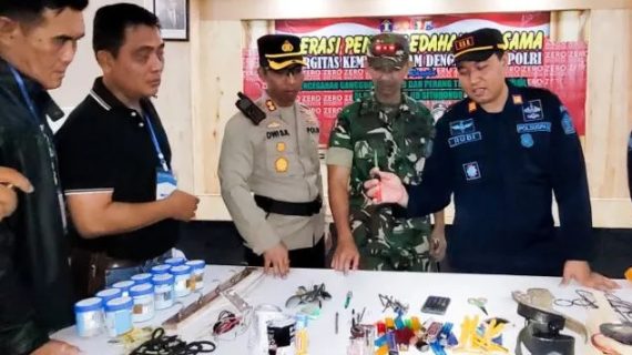 Penggeledahan kamar narapidana rutan Situbondo oleh petugas gabungan TNI/Polri