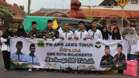 Pengguna Jalan di Alun-alun Kota Mojokerto Mengaku Senang Ada Ratusan Takjil dari Kader AMK.