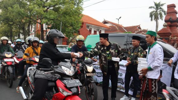 Aksi Menebar Kebaikan, PW AMK JATIM Bagikan Takjil Gratis di Alun-alun kota Mojokerto
