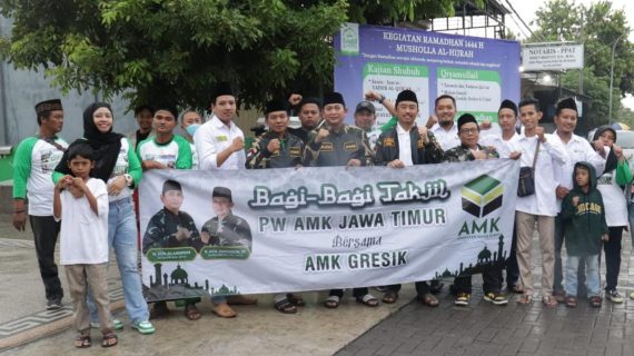 Dekatkan Diri Dengan Masyarakat, PW AMK Jawa Timur Bagi-bagi Takjil di Kab. Gresik